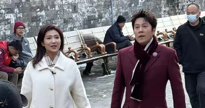 57岁蔡国庆故宫被偶遇，状态嫩到像30岁，这“姨味”穿搭却成焦点