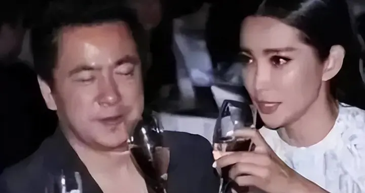 娱圈大佬现状被曝，欠债22亿，搬进“小院”生活，妻子带货还债