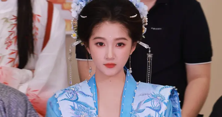 关晓彤《王牌对王牌》蓝衣古装清新亮眼，什么时候来一部宫斗剧吧