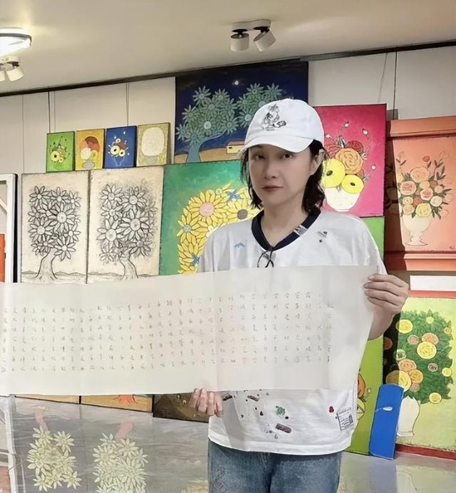 吴镇宇老婆王丽萍罕曝光，54岁身材惊人跟儿子像两姐弟