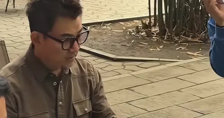任贤齐成都街头打麻将！棕色衬衫配黑框眼镜，和牌友玩得太投入了