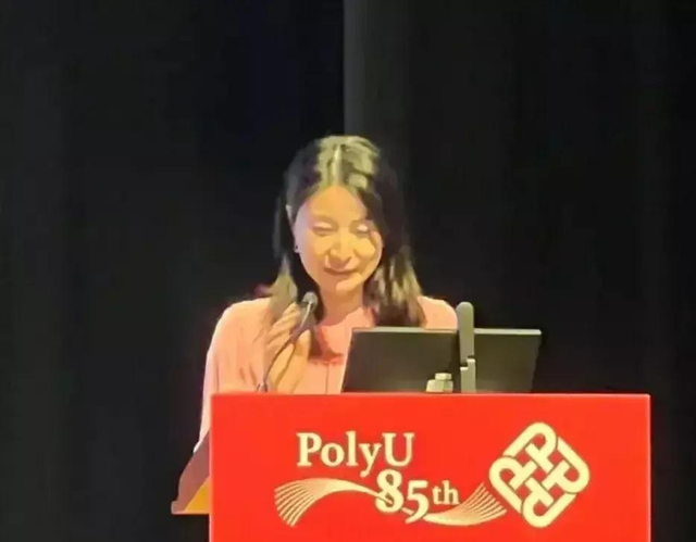 招聘|郭晶晶随便打扮就很美！粉衬衫配黑裙简约高级，现身名校被追捧