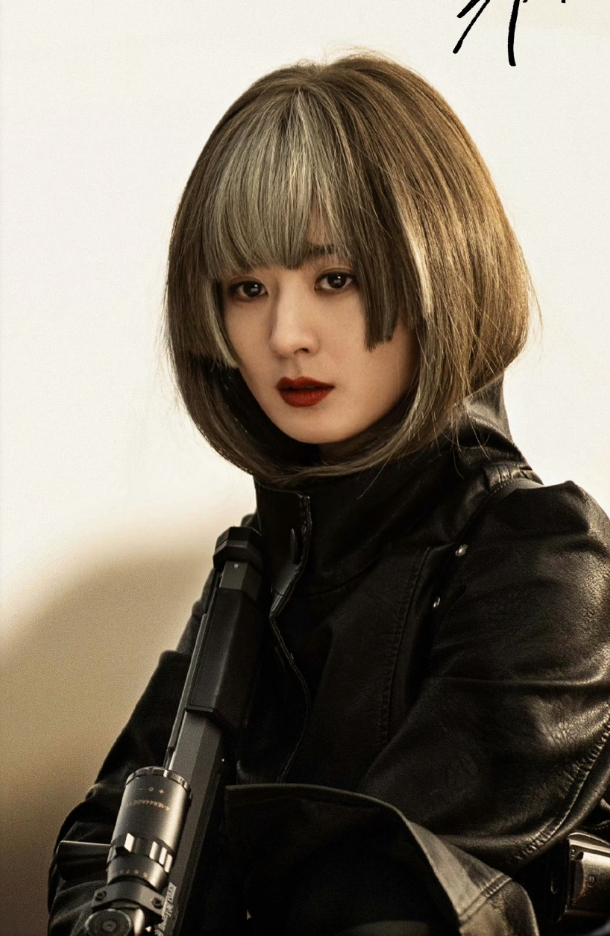 赵丽颖新剧短发公主切像18岁，穿复古皮衣涂红唇，美得像换了个人