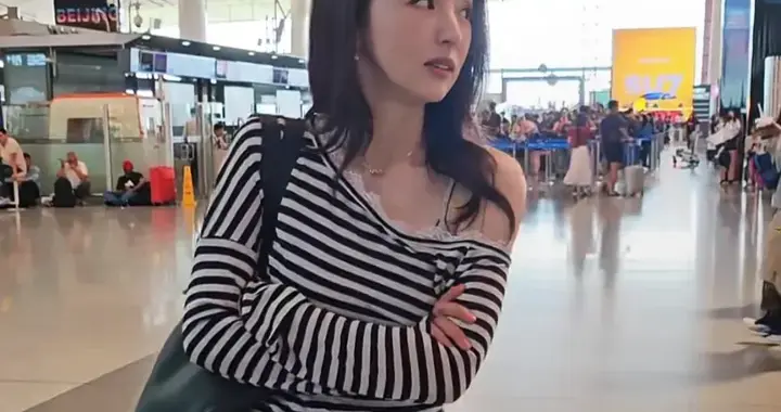 董璇机场给网友分发番茄汁，透露自己即将进组，看来没怀小小张