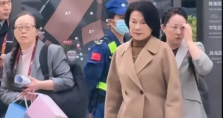 72岁董明珠亮相红毯，裹得严严实实，也比精心打扮的女星都好看