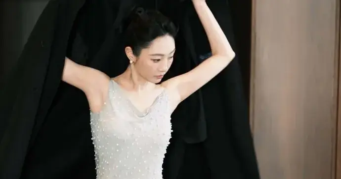 白百何当妈后气质大变！穿黑色大衣+吊带裙，好身材藏不住！