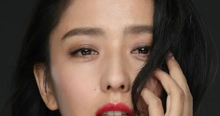 佟丽娅，这组生图也太生了，没有美颜没有滤镜。