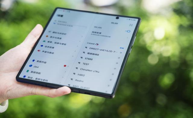 折叠屏手机：为何成为众人新宠？