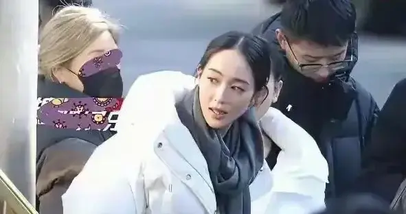 41岁的张钧甯，跑步跑了17年。春晚联排，她一身白，骨相清晰。 ?