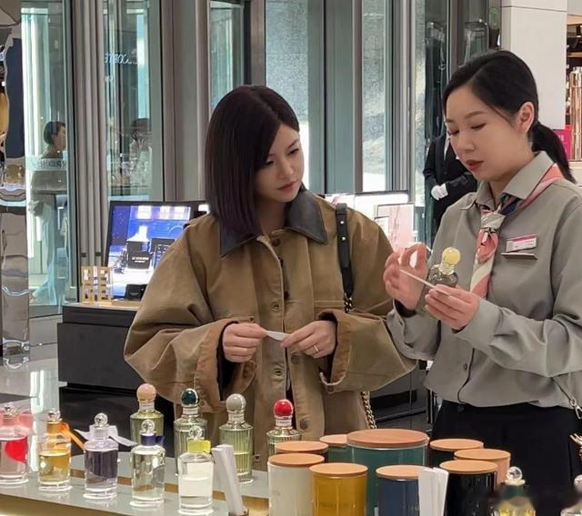 41岁陈妍希独自逛商场，清纯短发嫩回沈佳宜！离婚才是最好的医美