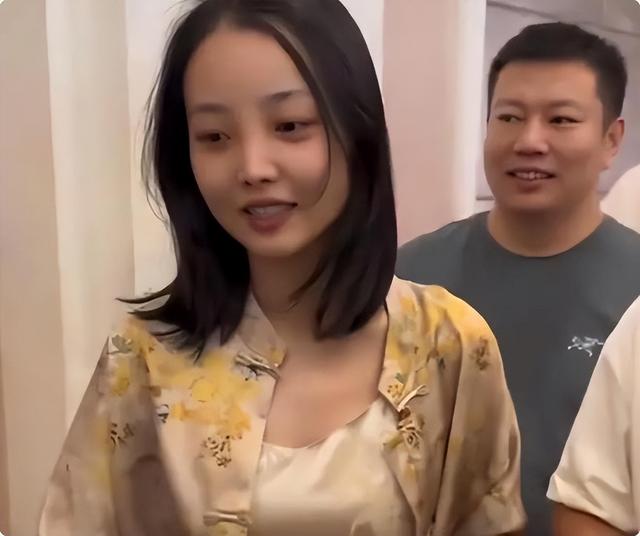 56岁“谢广坤”老来得子，三婚娶小20岁娇妻，前妻却直言他过不长