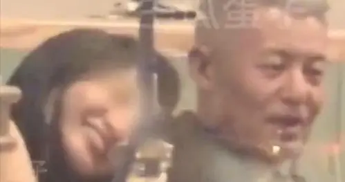 那英老公出轨后续：孟桐澄清谣言，因腿伤被扶，令人恶心一幕上演