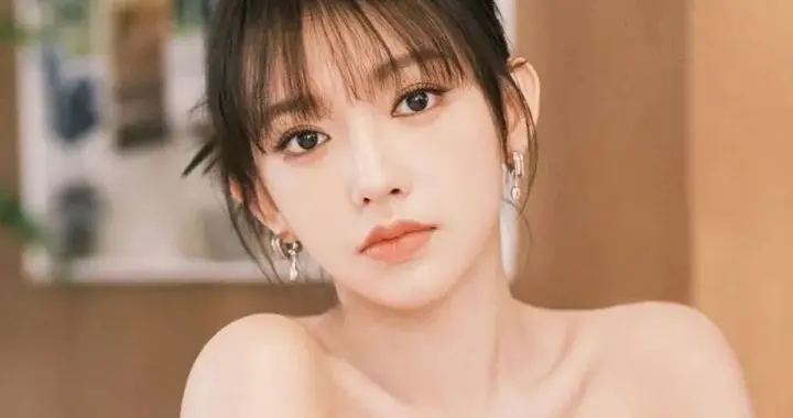 程潇素颜皮肤状态绝佳！雪肤干净剔透身材火辣美若天仙