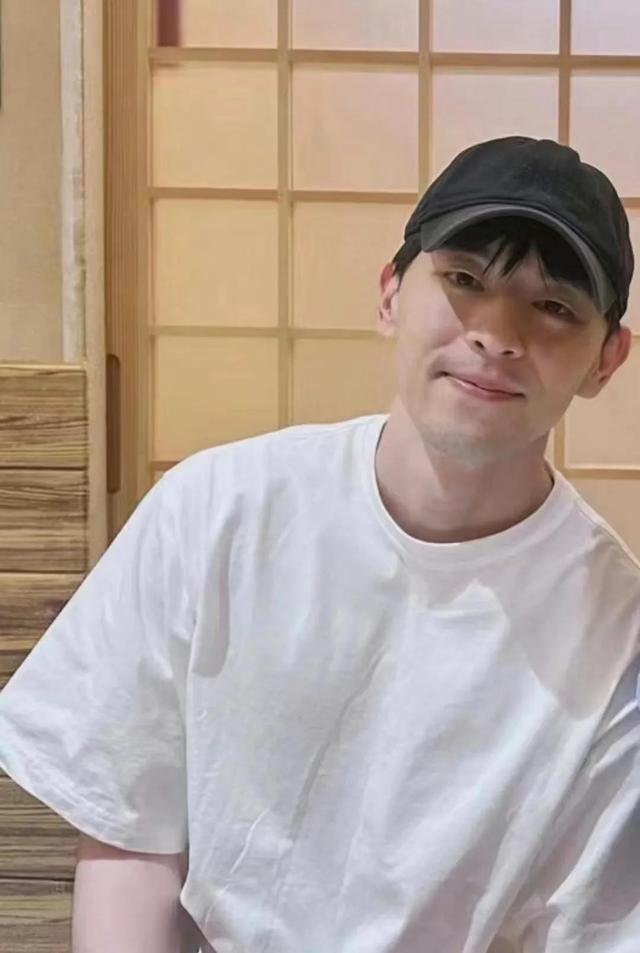 邓伦近况，发福认不出，开火锅店谋生，被曝隐婚生女遭圈内人疏远