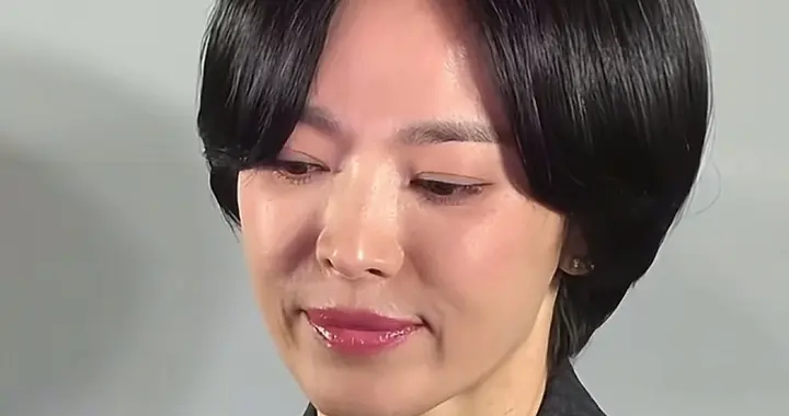 44岁宋慧乔也开始有岁月的痕迹，虽然她在笑，感觉她还是那么伤感