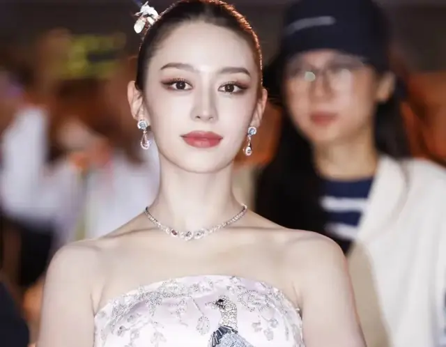 31岁吉娜快瘦成排骨精了，感觉一阵风就能刮倒，郎朗怎么不管管她