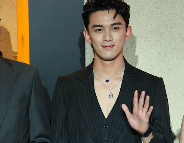 “真空西装”的风刮到了男明星圈，对比才知道，性感与油腻的区别