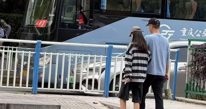 任重夫妇挽手散步被偶遇，41岁孙骁骁年轻漂亮，脚踝纤细真人好瘦