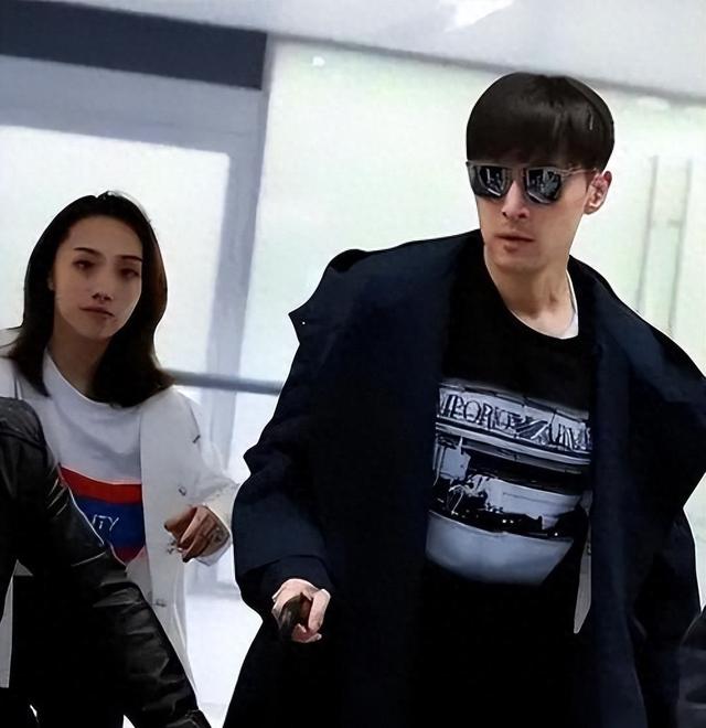 胡歌夫妇聚会照曝光，小13岁素人老婆乍看一般，却越看越有味道