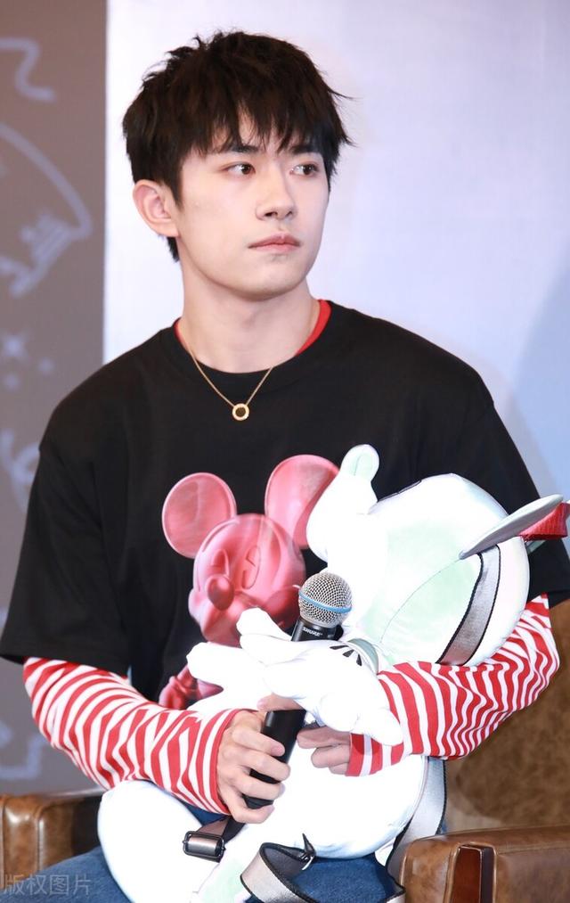 九义人|那些被易烊千玺抱过的孩子：我承认我嫉妒了