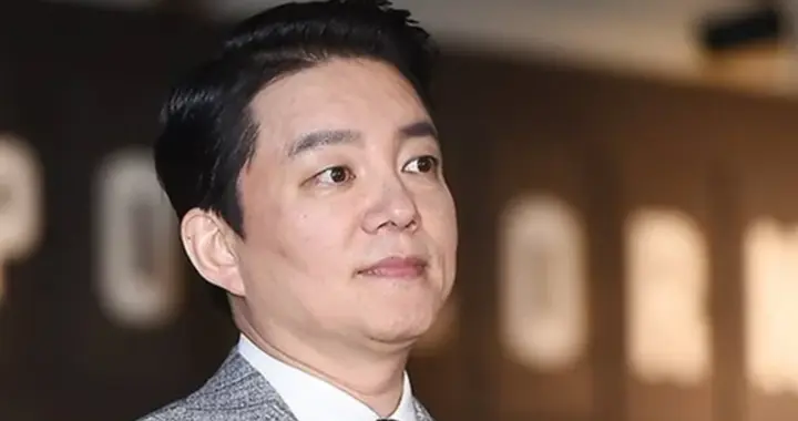 韩国男星自曝心酸独居生活，却被骂“卖惨”，曾因母亲两度离婚