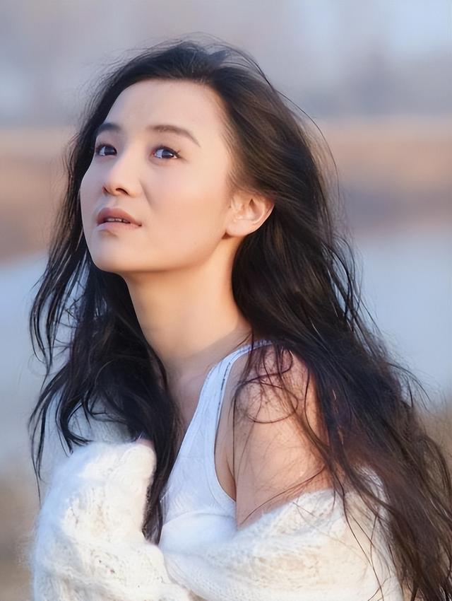 “一脱成名、当三成瘾”！与5婚导演同居5年，狠人宋佳有多疯狂