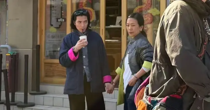 萧敬腾夫妇韩国逛街被偶遇！穿国风装太惹眼，丁克3年生活超潇洒