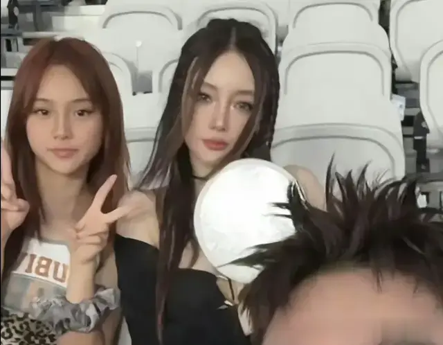 李小璐甜馨看侃爷演唱会，母女俩打扮精致穿搭又酷又飒，好似姐妹