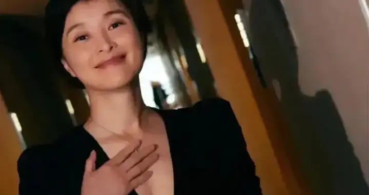 吴越剪了短发年轻20岁！穿V领小黑裙，优雅又高级！