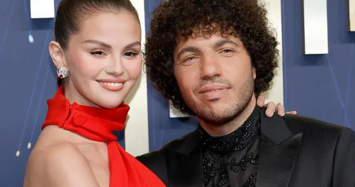 赛琳娜和未婚夫亮相艾美奖红毯，赛琳娜一袭红裙明艳动人 满脸幸福