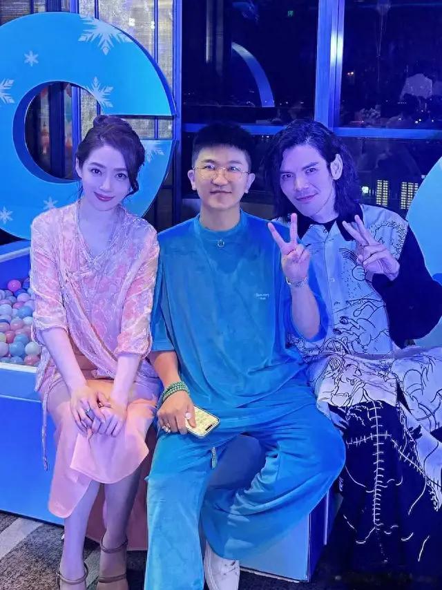 向佐为3岁女儿庆生，郭碧婷穿得像贵妇，向华强向太特别宝贝孙女