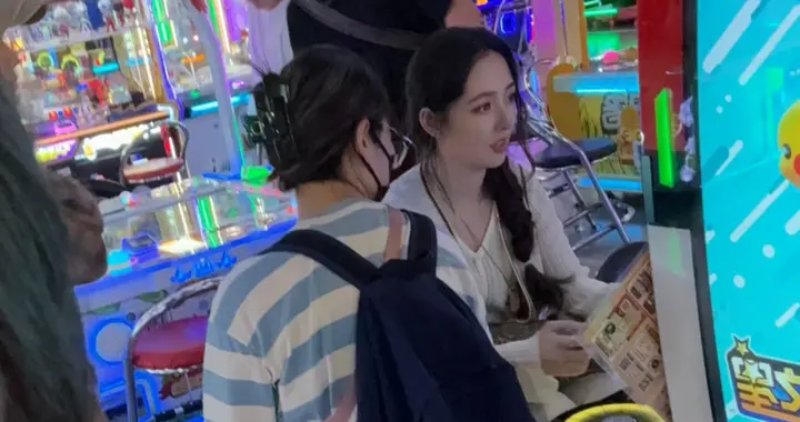 41岁郭碧婷在南昌商场打电玩，扎着麻花辫像少女，皮肤白到发光