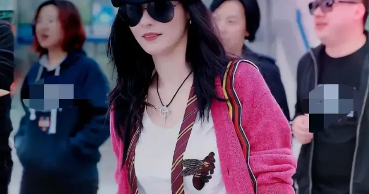 张柏芝越活越年轻！玫红针织衫+白T+牛仔裤，减龄又高级！