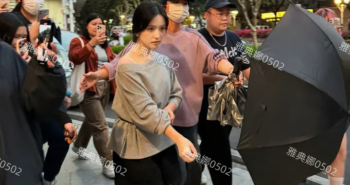 沈月跟阿娇一样脸长得很美但身材太虐了， 不仅个矮还是短粗大象腿