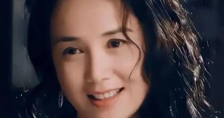 蒋雯丽60岁目前定居英国，一代女神伴随着岁月痕迹瘦了老了