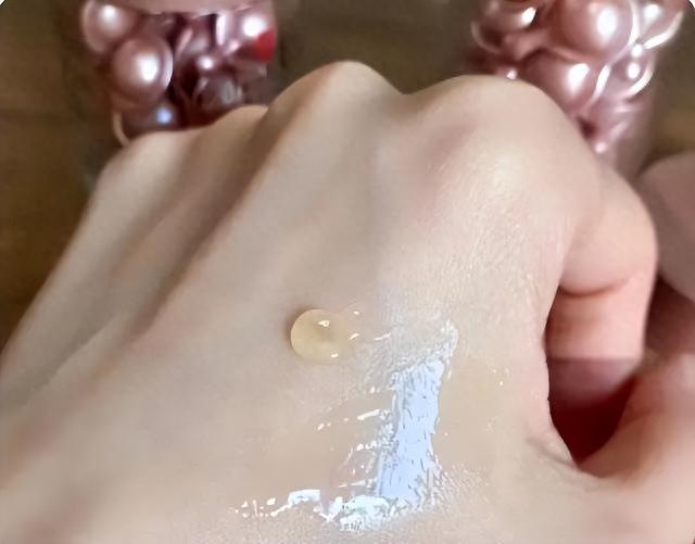 抗氧化 精华液推荐：深层补水保湿抗氧化，让你的肌肤美白效果肉眼可见