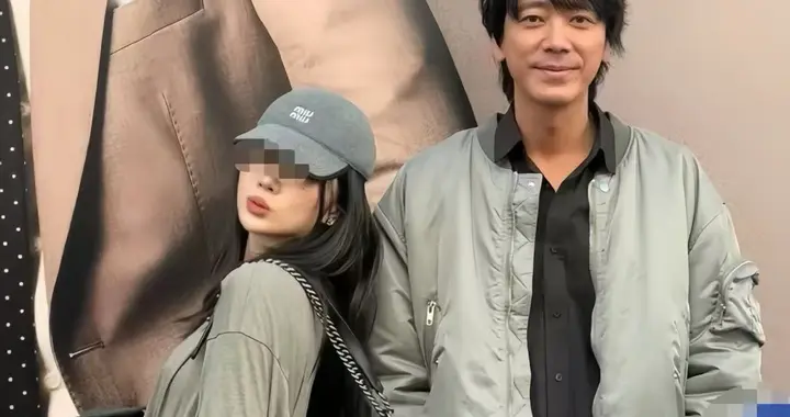 54岁苏见信伦敦被偶遇！皮肤黝黑一头邋遢长发，没拉裤拉链好尴尬