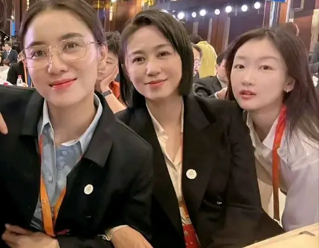 北京这天！周冬雨马丽宋佳同框，43岁宋佳打败年轻她十岁的周冬雨