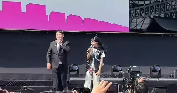 大衣哥青年音乐节被贴脸开大！粉丝拉应援南天门大将军，本人回应