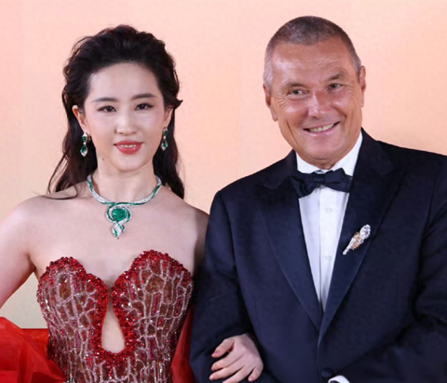 看了宝格丽总裁发的赵露思，才明白热搜的离谱，圈内人也看不下去