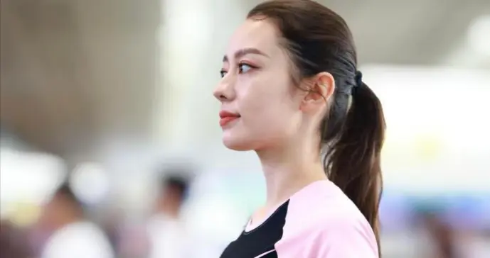 吉娜现身机场，上紧下松的穿搭秀出曼妙身姿，当妈后状态也太绝了