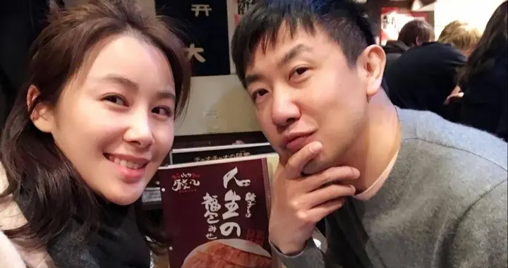 李小冉为他流产2次，梅婷养他6年，今娶小15岁娇妻，鄢颇凭什么？