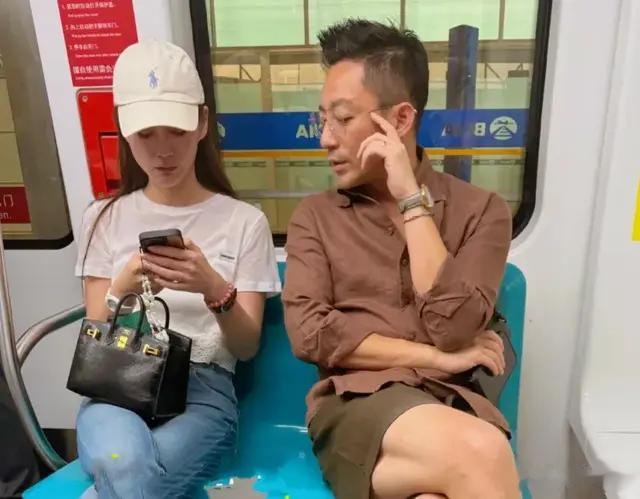 汪小菲马筱梅机场被偶遇，马筱梅戴两块手表抢镜，汪小菲静脉曲张