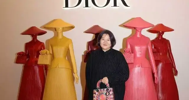 64岁洪晃大变样，瘦了二十斤 背Dior包气质绝，果然人靠衣装马靠鞍