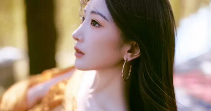 毛晓彤湖光潋滟，秋风拂袖，宛若从油画中走出的灵感缪斯