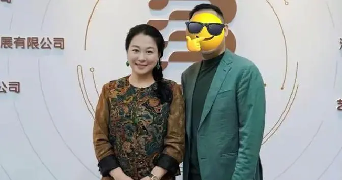 沈傲君近照曝光，49岁珠圆玉润还是很漂亮，老公是乾隆后人