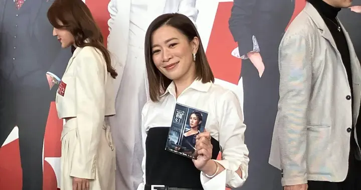 佘詩曼十指緊扣粉絲High爆！ 首播前夕新聞女王變身「寵粉女王」