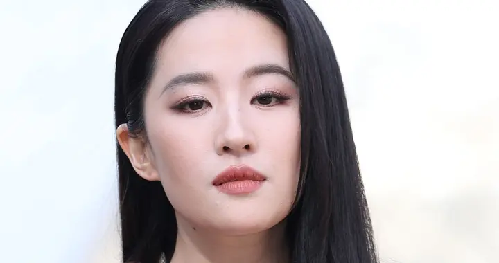 刘亦菲巴黎时装周，一袭立体花瓣裙冷艳又妩媚。