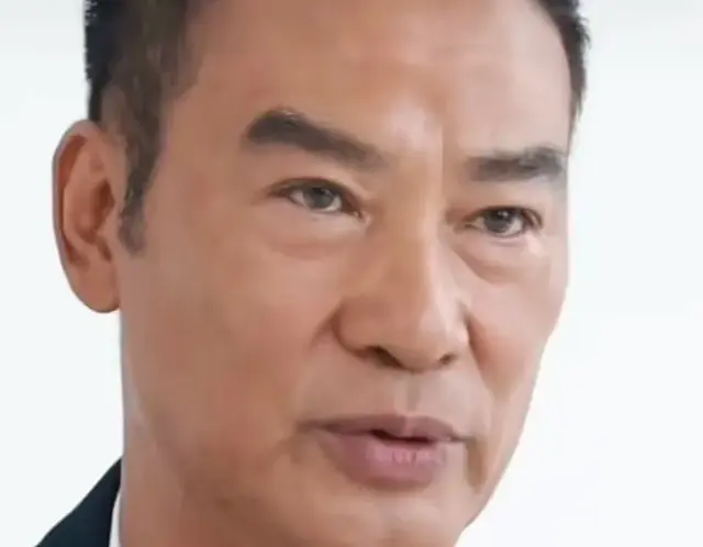 任达华回山东老家收麦子，70岁满脸络腮胡子不显老，爱吃大饼卷葱