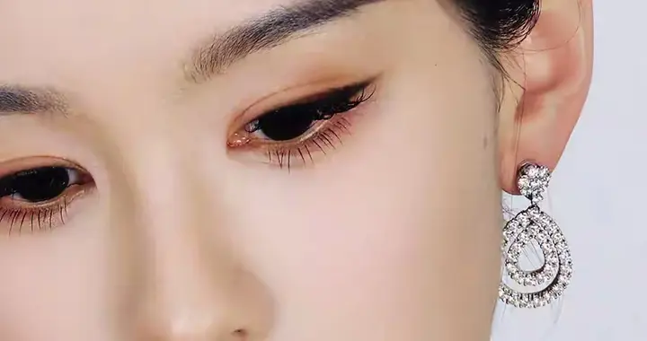 陈都灵深V露背长裙优雅黑天鹅